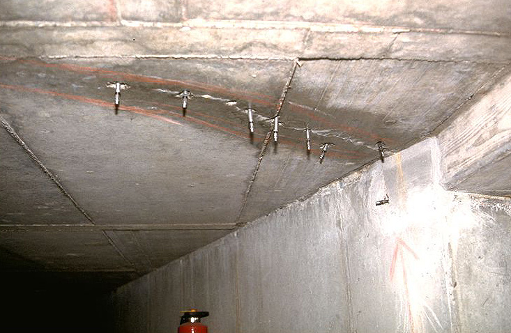 Betoninjektionstechnik: Injektionsharz mit Hochdruck in bestehende ...